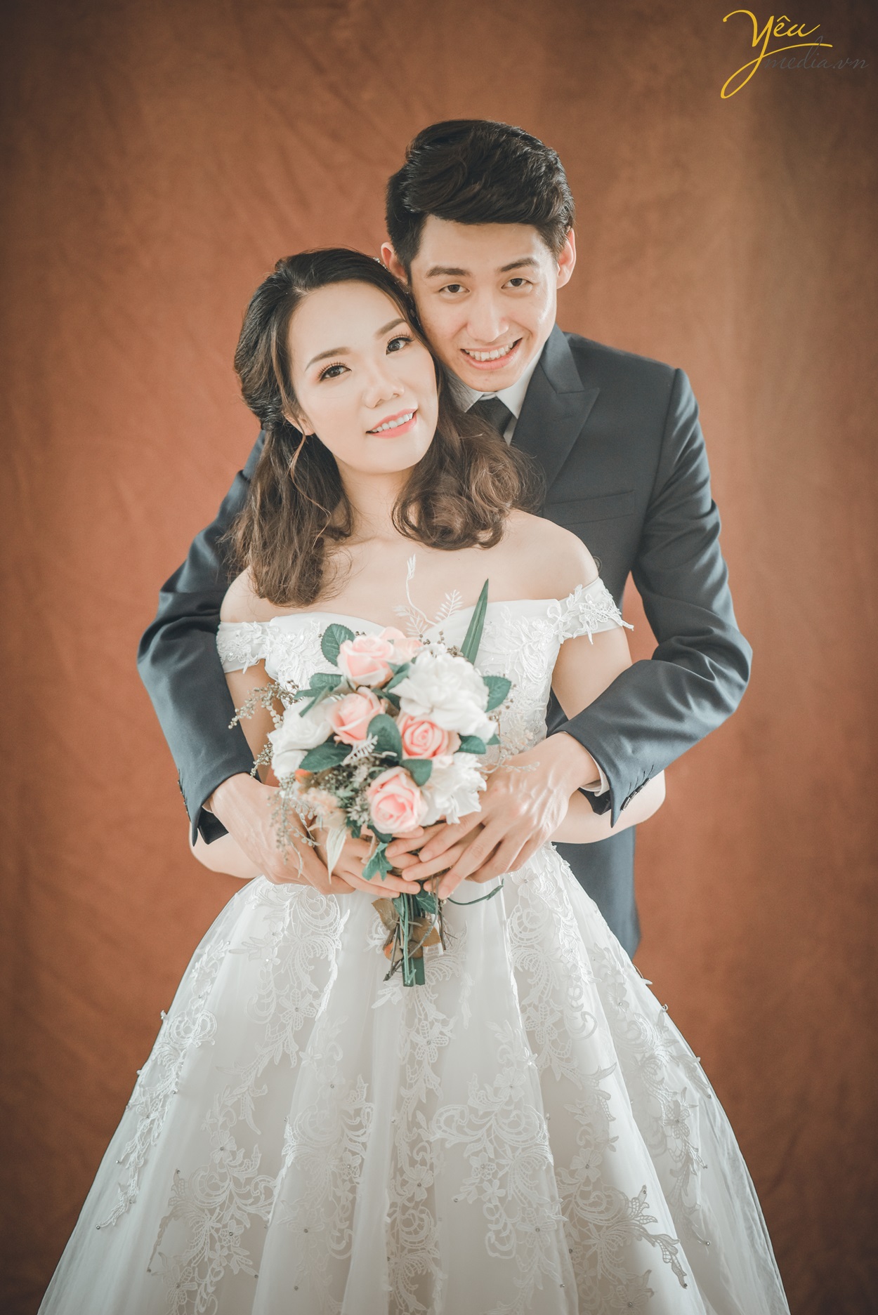 cặp đôi chụp ảnh cưới dễ thương trong phim trường hà nội