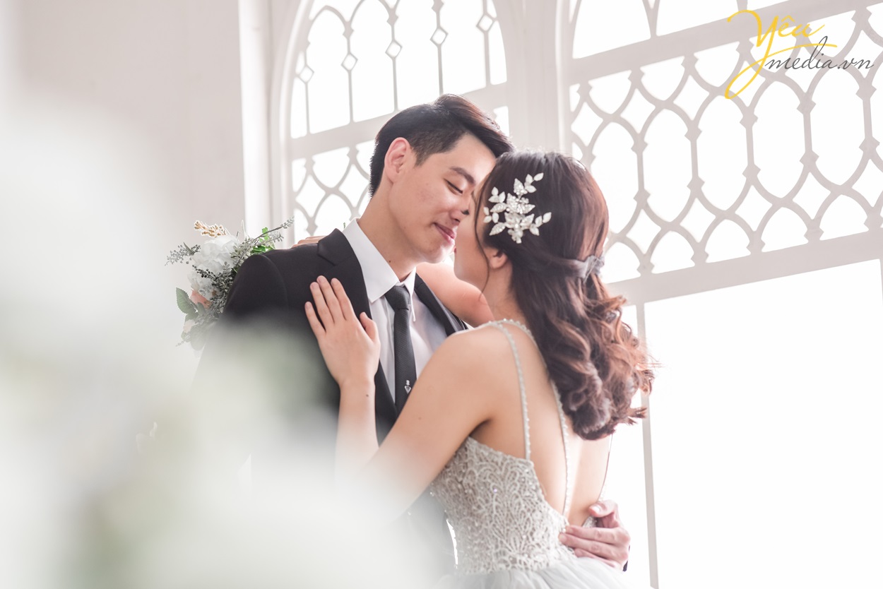 cặp đôi chụp ảnh cưới dễ thương trong phim trường hà nội
