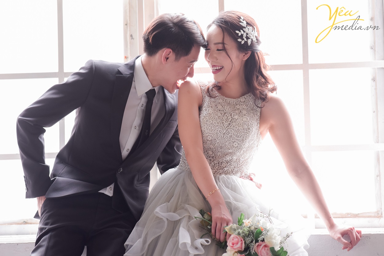 cặp đôi chụp ảnh cưới dễ thương trong phim trường hà nội