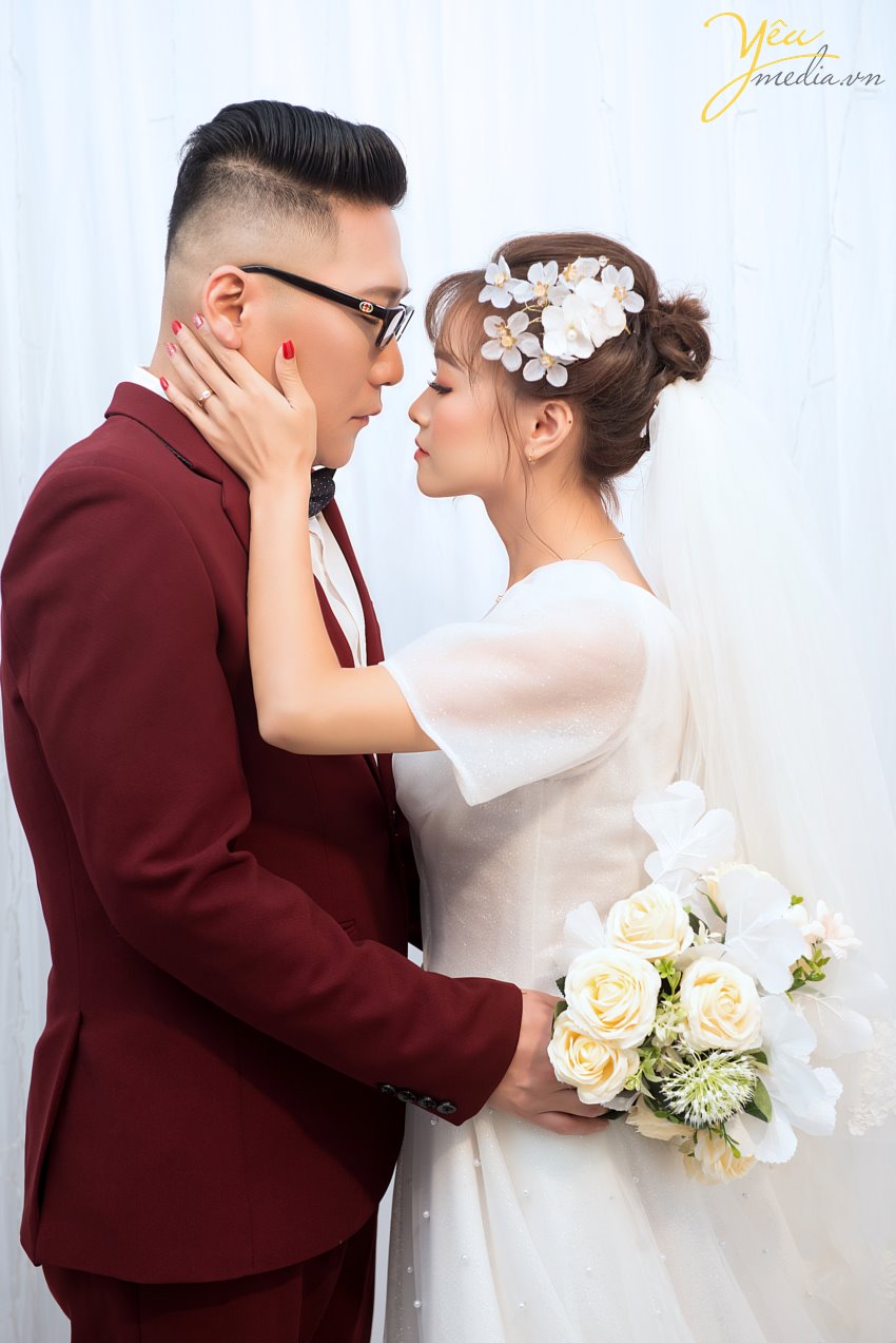 Vì sao phong cách chụp ảnh cưới Hàn Quốc khiến giới trẻ phải “phát cuồng”? Hàn Quốc được biết đến là một đất nước đi đầu châu Á về nghệ thuật về thời trang, âm nhạc và những bộ phim tình cảm lãng mạn. Chính vì vậy, nơi đây đã xây dựng được một hình tượng về một xứ sở của những chàng hoàng tử trong mơ, ngọt ngào và vô cùng nhẹ nhàng. Và sự kết hợp giữa phong cách thanh lịch cùng với xu hướng thời trang nhẹ nhàng, trong trẻo ấy đã đem đến một xu hướng chụp ảnh cưới độc nhất vô nhị khiến toàn thế giới “phát cuồng”. Đó chính là kiểu chụp ảnh cưới Hàn Quốc lãng mạn, nhẹ nhàng. Phong cách ảnh cưới Hàn Quốc được yêu thích bởi vẻ đẹp tự nhiên. Dù bạn có lựa chọn chụp ảnh cưới trong Studio hay chụp ảnh cưới ngoại cảnh thì album ảnh Hàn Quốc vẫn luôn đẹp cuốn hút người nhìn. Không có bối cảnh xa hoa hay lộng lẫy, không có khung hình rộng lớn; chỉ với một bức tường trắng, một vài bông hoa xinh đẹp.. các bạn cũng có thể tạo cho mình những bộ album ảnh cưới Hàn Quốc để đời, vẽ lại câu chuyện tình yêu của cả hai. Yêu Media hân hạnh phục vụ cặp khách hàng chú rể Gong Gun In (người Hàn Quốc) - cô dâu Hồng (người Việt Nam) trong việc chụp hình cưới vào tháng 7/2019 này.