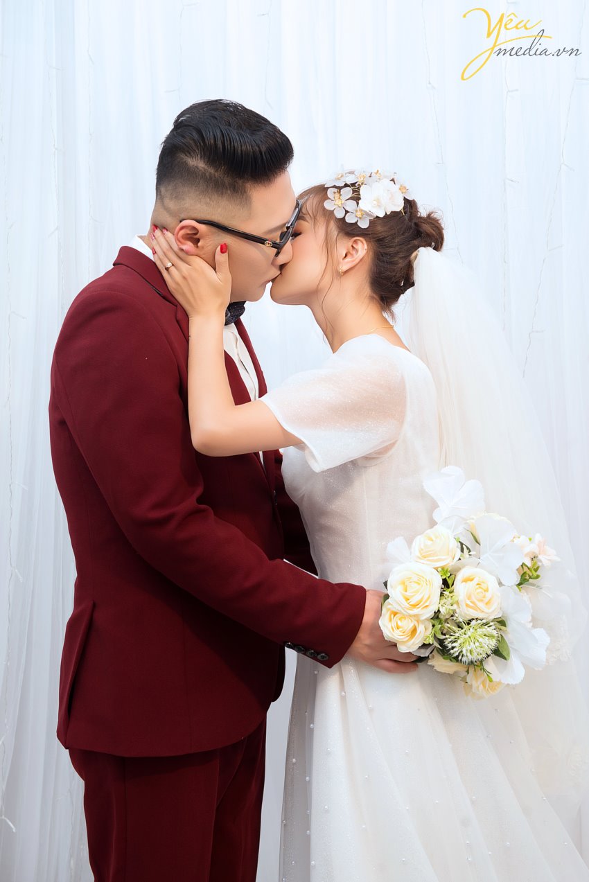 Vì sao phong cách chụp ảnh cưới Hàn Quốc khiến giới trẻ phải “phát cuồng”? Hàn Quốc được biết đến là một đất nước đi đầu châu Á về nghệ thuật về thời trang, âm nhạc và những bộ phim tình cảm lãng mạn. Chính vì vậy, nơi đây đã xây dựng được một hình tượng về một xứ sở của những chàng hoàng tử trong mơ, ngọt ngào và vô cùng nhẹ nhàng. Và sự kết hợp giữa phong cách thanh lịch cùng với xu hướng thời trang nhẹ nhàng, trong trẻo ấy đã đem đến một xu hướng chụp ảnh cưới độc nhất vô nhị khiến toàn thế giới “phát cuồng”. Đó chính là kiểu chụp ảnh cưới Hàn Quốc lãng mạn, nhẹ nhàng. Phong cách ảnh cưới Hàn Quốc được yêu thích bởi vẻ đẹp tự nhiên. Dù bạn có lựa chọn chụp ảnh cưới trong Studio hay chụp ảnh cưới ngoại cảnh thì album ảnh Hàn Quốc vẫn luôn đẹp cuốn hút người nhìn. Không có bối cảnh xa hoa hay lộng lẫy, không có khung hình rộng lớn; chỉ với một bức tường trắng, một vài bông hoa xinh đẹp.. các bạn cũng có thể tạo cho mình những bộ album ảnh cưới Hàn Quốc để đời, vẽ lại câu chuyện tình yêu của cả hai. Yêu Media hân hạnh phục vụ cặp khách hàng chú rể Gong Gun In (người Hàn Quốc) - cô dâu Hồng (người Việt Nam) trong việc chụp hình cưới vào tháng 7/2019 này.