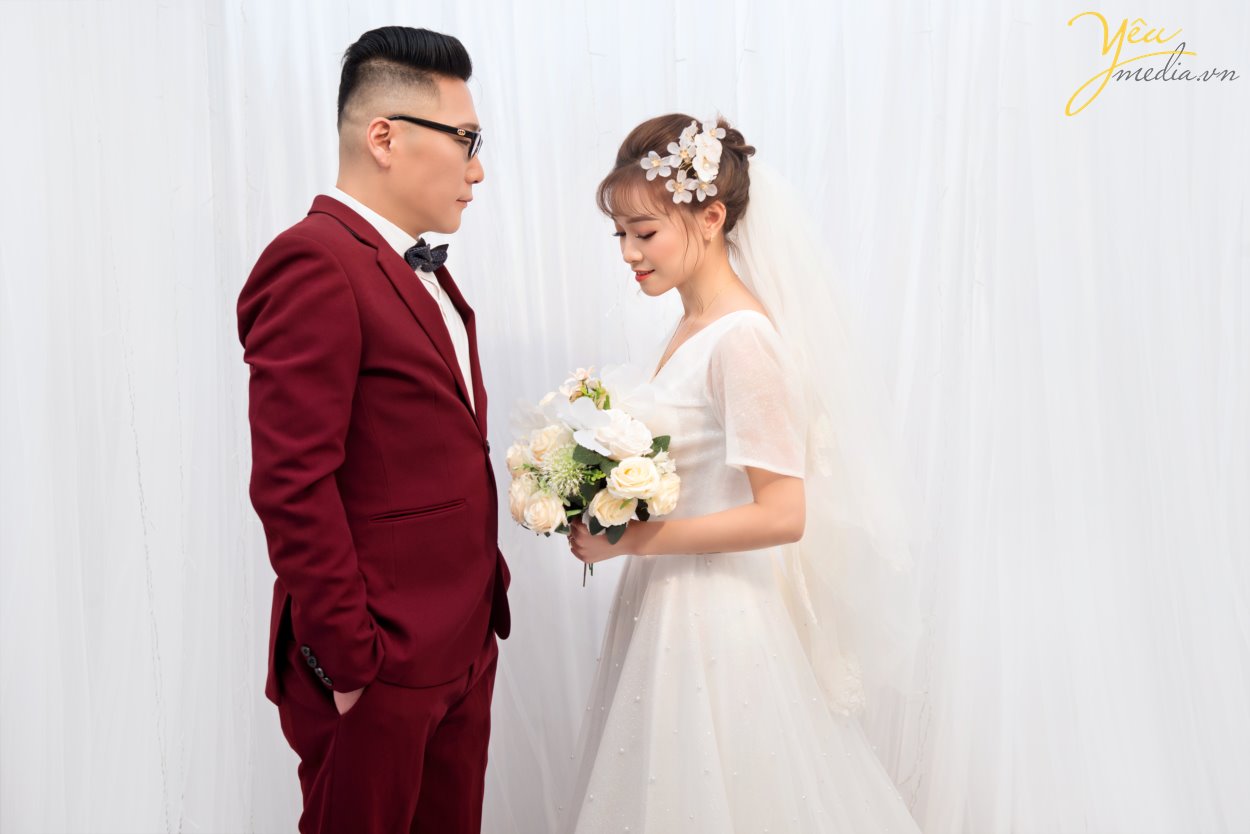 Vì sao phong cách chụp ảnh cưới Hàn Quốc khiến giới trẻ phải “phát cuồng”? Hàn Quốc được biết đến là một đất nước đi đầu châu Á về nghệ thuật về thời trang, âm nhạc và những bộ phim tình cảm lãng mạn. Chính vì vậy, nơi đây đã xây dựng được một hình tượng về một xứ sở của những chàng hoàng tử trong mơ, ngọt ngào và vô cùng nhẹ nhàng. Và sự kết hợp giữa phong cách thanh lịch cùng với xu hướng thời trang nhẹ nhàng, trong trẻo ấy đã đem đến một xu hướng chụp ảnh cưới độc nhất vô nhị khiến toàn thế giới “phát cuồng”. Đó chính là kiểu chụp ảnh cưới Hàn Quốc lãng mạn, nhẹ nhàng. Phong cách ảnh cưới Hàn Quốc được yêu thích bởi vẻ đẹp tự nhiên. Dù bạn có lựa chọn chụp ảnh cưới trong Studio hay chụp ảnh cưới ngoại cảnh thì album ảnh Hàn Quốc vẫn luôn đẹp cuốn hút người nhìn. Không có bối cảnh xa hoa hay lộng lẫy, không có khung hình rộng lớn; chỉ với một bức tường trắng, một vài bông hoa xinh đẹp.. các bạn cũng có thể tạo cho mình những bộ album ảnh cưới Hàn Quốc để đời, vẽ lại câu chuyện tình yêu của cả hai. Yêu Media hân hạnh phục vụ cặp khách hàng chú rể Gong Gun In (người Hàn Quốc) - cô dâu Hồng (người Việt Nam) trong việc chụp hình cưới vào tháng 7/2019 này.