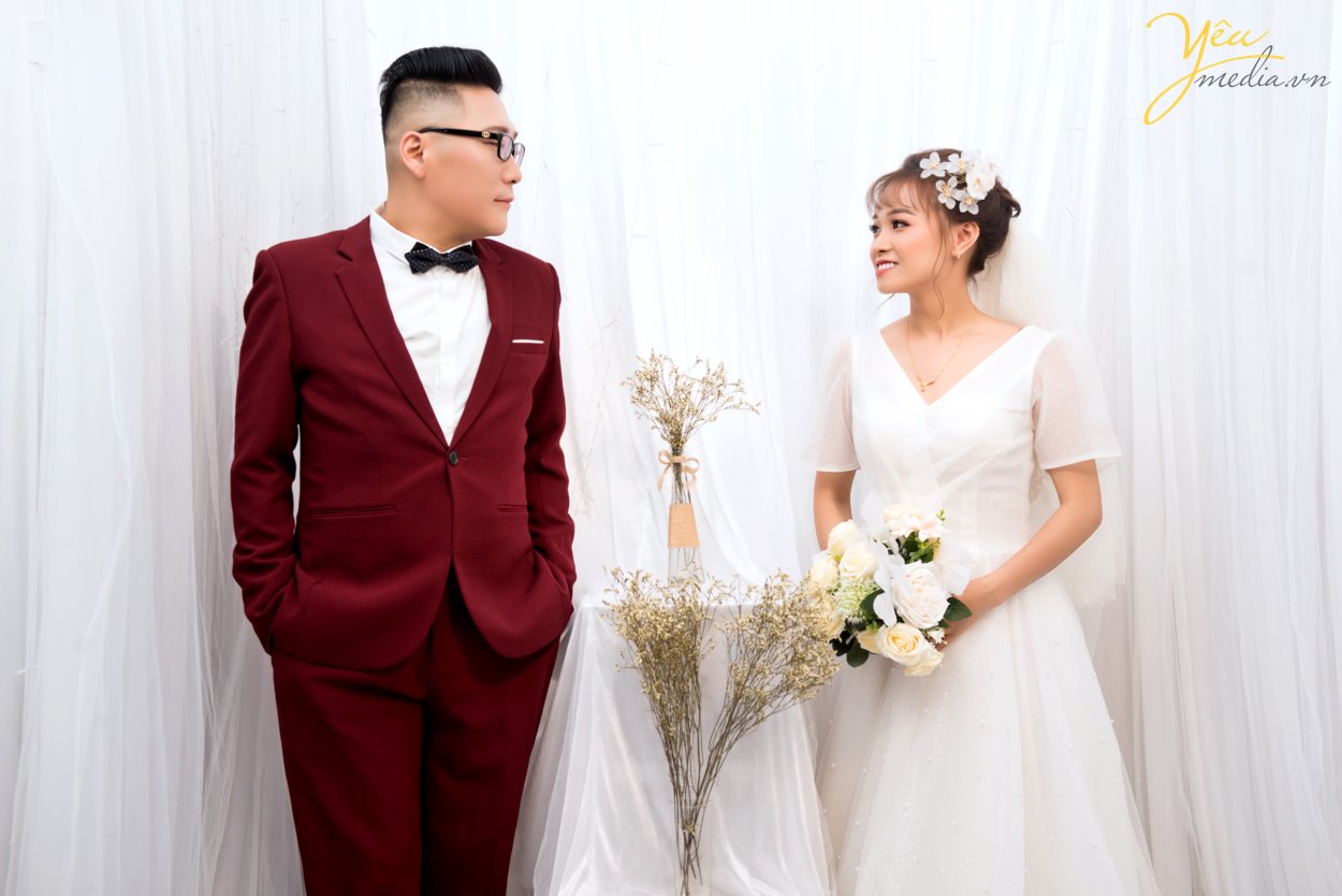 Vì sao phong cách chụp ảnh cưới Hàn Quốc khiến giới trẻ phải “phát cuồng”? Hàn Quốc được biết đến là một đất nước đi đầu châu Á về nghệ thuật về thời trang, âm nhạc và những bộ phim tình cảm lãng mạn. Chính vì vậy, nơi đây đã xây dựng được một hình tượng về một xứ sở của những chàng hoàng tử trong mơ, ngọt ngào và vô cùng nhẹ nhàng. Và sự kết hợp giữa phong cách thanh lịch cùng với xu hướng thời trang nhẹ nhàng, trong trẻo ấy đã đem đến một xu hướng chụp ảnh cưới độc nhất vô nhị khiến toàn thế giới “phát cuồng”. Đó chính là kiểu chụp ảnh cưới Hàn Quốc lãng mạn, nhẹ nhàng. Phong cách ảnh cưới Hàn Quốc được yêu thích bởi vẻ đẹp tự nhiên. Dù bạn có lựa chọn chụp ảnh cưới trong Studio hay chụp ảnh cưới ngoại cảnh thì album ảnh Hàn Quốc vẫn luôn đẹp cuốn hút người nhìn. Không có bối cảnh xa hoa hay lộng lẫy, không có khung hình rộng lớn; chỉ với một bức tường trắng, một vài bông hoa xinh đẹp.. các bạn cũng có thể tạo cho mình những bộ album ảnh cưới Hàn Quốc để đời, vẽ lại câu chuyện tình yêu của cả hai. Yêu Media hân hạnh phục vụ cặp khách hàng chú rể Gong Gun In (người Hàn Quốc) - cô dâu Hồng (người Việt Nam) trong việc chụp hình cưới vào tháng 7/2019 này.