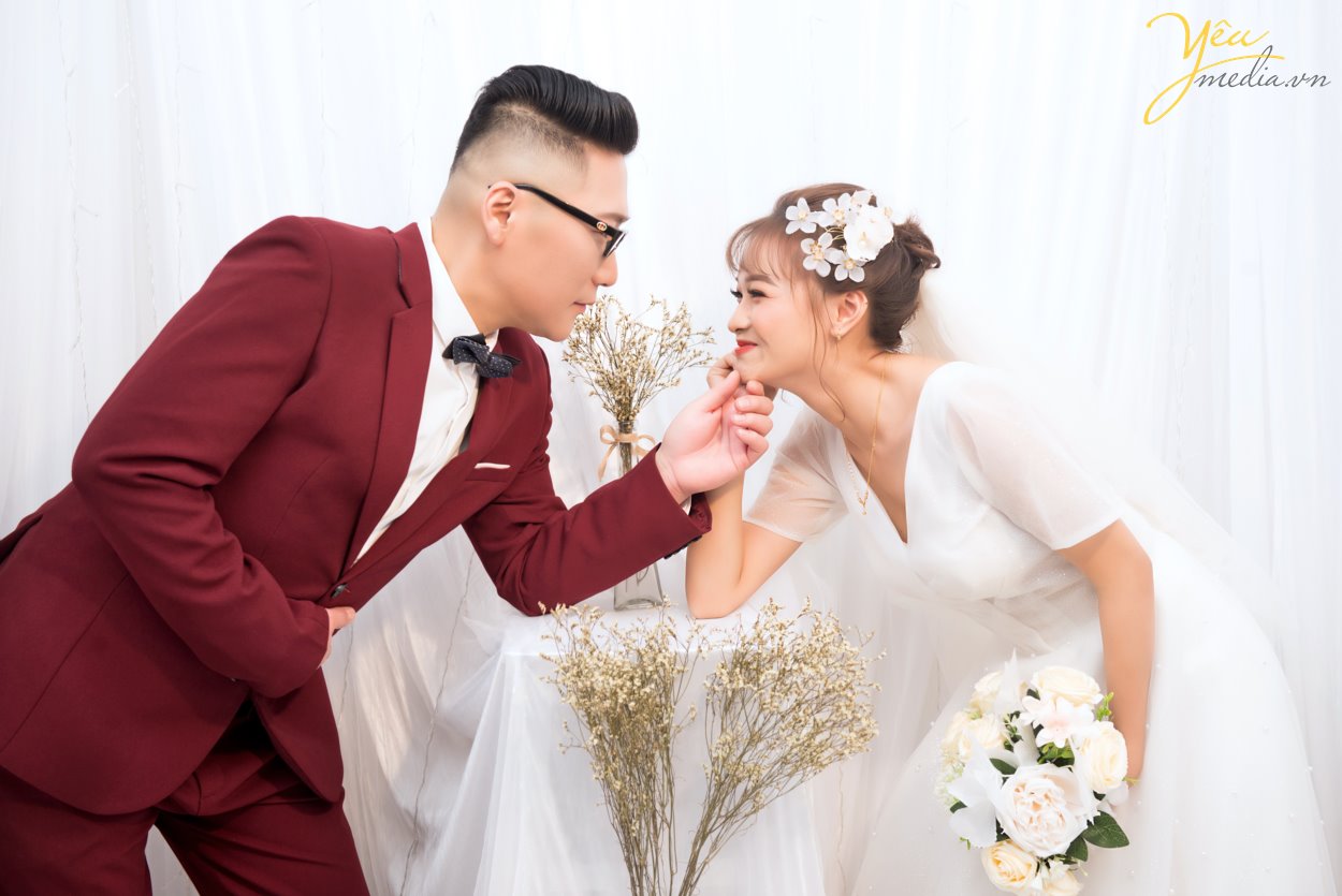 Vì sao phong cách chụp ảnh cưới Hàn Quốc khiến giới trẻ phải “phát cuồng”? Hàn Quốc được biết đến là một đất nước đi đầu châu Á về nghệ thuật về thời trang, âm nhạc và những bộ phim tình cảm lãng mạn. Chính vì vậy, nơi đây đã xây dựng được một hình tượng về một xứ sở của những chàng hoàng tử trong mơ, ngọt ngào và vô cùng nhẹ nhàng. Và sự kết hợp giữa phong cách thanh lịch cùng với xu hướng thời trang nhẹ nhàng, trong trẻo ấy đã đem đến một xu hướng chụp ảnh cưới độc nhất vô nhị khiến toàn thế giới “phát cuồng”. Đó chính là kiểu chụp ảnh cưới Hàn Quốc lãng mạn, nhẹ nhàng. Phong cách ảnh cưới Hàn Quốc được yêu thích bởi vẻ đẹp tự nhiên. Dù bạn có lựa chọn chụp ảnh cưới trong Studio hay chụp ảnh cưới ngoại cảnh thì album ảnh Hàn Quốc vẫn luôn đẹp cuốn hút người nhìn. Không có bối cảnh xa hoa hay lộng lẫy, không có khung hình rộng lớn; chỉ với một bức tường trắng, một vài bông hoa xinh đẹp.. các bạn cũng có thể tạo cho mình những bộ album ảnh cưới Hàn Quốc để đời, vẽ lại câu chuyện tình yêu của cả hai. Yêu Media hân hạnh phục vụ cặp khách hàng chú rể Gong Gun In (người Hàn Quốc) - cô dâu Hồng (người Việt Nam) trong việc chụp hình cưới vào tháng 7/2019 này.