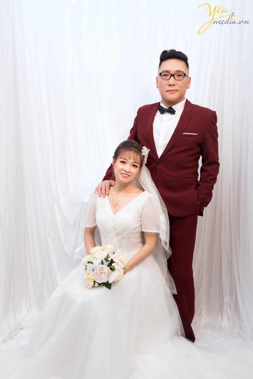 Vì sao phong cách chụp ảnh cưới Hàn Quốc khiến giới trẻ phải “phát cuồng”? Hàn Quốc được biết đến là một đất nước đi đầu châu Á về nghệ thuật về thời trang, âm nhạc và những bộ phim tình cảm lãng mạn. Chính vì vậy, nơi đây đã xây dựng được một hình tượng về một xứ sở của những chàng hoàng tử trong mơ, ngọt ngào và vô cùng nhẹ nhàng. Và sự kết hợp giữa phong cách thanh lịch cùng với xu hướng thời trang nhẹ nhàng, trong trẻo ấy đã đem đến một xu hướng chụp ảnh cưới độc nhất vô nhị khiến toàn thế giới “phát cuồng”. Đó chính là kiểu chụp ảnh cưới Hàn Quốc lãng mạn, nhẹ nhàng. Phong cách ảnh cưới Hàn Quốc được yêu thích bởi vẻ đẹp tự nhiên. Dù bạn có lựa chọn chụp ảnh cưới trong Studio hay chụp ảnh cưới ngoại cảnh thì album ảnh Hàn Quốc vẫn luôn đẹp cuốn hút người nhìn. Không có bối cảnh xa hoa hay lộng lẫy, không có khung hình rộng lớn; chỉ với một bức tường trắng, một vài bông hoa xinh đẹp.. các bạn cũng có thể tạo cho mình những bộ album ảnh cưới Hàn Quốc để đời, vẽ lại câu chuyện tình yêu của cả hai. Yêu Media hân hạnh phục vụ cặp khách hàng chú rể Gong Gun In (người Hàn Quốc) - cô dâu Hồng (người Việt Nam) trong việc chụp hình cưới vào tháng 7/2019 này.