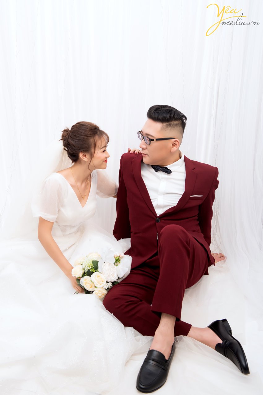 Vì sao phong cách chụp ảnh cưới Hàn Quốc khiến giới trẻ phải “phát cuồng”? Hàn Quốc được biết đến là một đất nước đi đầu châu Á về nghệ thuật về thời trang, âm nhạc và những bộ phim tình cảm lãng mạn. Chính vì vậy, nơi đây đã xây dựng được một hình tượng về một xứ sở của những chàng hoàng tử trong mơ, ngọt ngào và vô cùng nhẹ nhàng. Và sự kết hợp giữa phong cách thanh lịch cùng với xu hướng thời trang nhẹ nhàng, trong trẻo ấy đã đem đến một xu hướng chụp ảnh cưới độc nhất vô nhị khiến toàn thế giới “phát cuồng”. Đó chính là kiểu chụp ảnh cưới Hàn Quốc lãng mạn, nhẹ nhàng. Phong cách ảnh cưới Hàn Quốc được yêu thích bởi vẻ đẹp tự nhiên. Dù bạn có lựa chọn chụp ảnh cưới trong Studio hay chụp ảnh cưới ngoại cảnh thì album ảnh Hàn Quốc vẫn luôn đẹp cuốn hút người nhìn. Không có bối cảnh xa hoa hay lộng lẫy, không có khung hình rộng lớn; chỉ với một bức tường trắng, một vài bông hoa xinh đẹp.. các bạn cũng có thể tạo cho mình những bộ album ảnh cưới Hàn Quốc để đời, vẽ lại câu chuyện tình yêu của cả hai. Yêu Media hân hạnh phục vụ cặp khách hàng chú rể Gong Gun In (người Hàn Quốc) - cô dâu Hồng (người Việt Nam) trong việc chụp hình cưới vào tháng 7/2019 này.