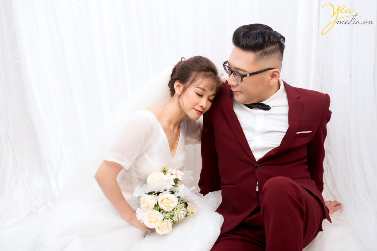 Vì sao phong cách chụp ảnh cưới Hàn Quốc khiến giới trẻ phải “phát cuồng”? Hàn Quốc được biết đến là một đất nước đi đầu châu Á về nghệ thuật về thời trang, âm nhạc và những bộ phim tình cảm lãng mạn. Chính vì vậy, nơi đây đã xây dựng được một hình tượng về một xứ sở của những chàng hoàng tử trong mơ, ngọt ngào và vô cùng nhẹ nhàng. Và sự kết hợp giữa phong cách thanh lịch cùng với xu hướng thời trang nhẹ nhàng, trong trẻo ấy đã đem đến một xu hướng chụp ảnh cưới độc nhất vô nhị khiến toàn thế giới “phát cuồng”. Đó chính là kiểu chụp ảnh cưới Hàn Quốc lãng mạn, nhẹ nhàng. Phong cách ảnh cưới Hàn Quốc được yêu thích bởi vẻ đẹp tự nhiên. Dù bạn có lựa chọn chụp ảnh cưới trong Studio hay chụp ảnh cưới ngoại cảnh thì album ảnh Hàn Quốc vẫn luôn đẹp cuốn hút người nhìn. Không có bối cảnh xa hoa hay lộng lẫy, không có khung hình rộng lớn; chỉ với một bức tường trắng, một vài bông hoa xinh đẹp.. các bạn cũng có thể tạo cho mình những bộ album ảnh cưới Hàn Quốc để đời, vẽ lại câu chuyện tình yêu của cả hai. Yêu Media hân hạnh phục vụ cặp khách hàng chú rể Gong Gun In (người Hàn Quốc) - cô dâu Hồng (người Việt Nam) trong việc chụp hình cưới vào tháng 7/2019 này.