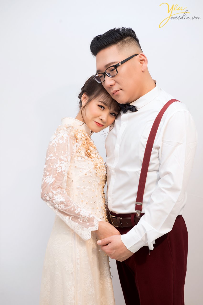 Vì sao phong cách chụp ảnh cưới Hàn Quốc khiến giới trẻ phải “phát cuồng”? Hàn Quốc được biết đến là một đất nước đi đầu châu Á về nghệ thuật về thời trang, âm nhạc và những bộ phim tình cảm lãng mạn. Chính vì vậy, nơi đây đã xây dựng được một hình tượng về một xứ sở của những chàng hoàng tử trong mơ, ngọt ngào và vô cùng nhẹ nhàng. Và sự kết hợp giữa phong cách thanh lịch cùng với xu hướng thời trang nhẹ nhàng, trong trẻo ấy đã đem đến một xu hướng chụp ảnh cưới độc nhất vô nhị khiến toàn thế giới “phát cuồng”. Đó chính là kiểu chụp ảnh cưới Hàn Quốc lãng mạn, nhẹ nhàng. Phong cách ảnh cưới Hàn Quốc được yêu thích bởi vẻ đẹp tự nhiên. Dù bạn có lựa chọn chụp ảnh cưới trong Studio hay chụp ảnh cưới ngoại cảnh thì album ảnh Hàn Quốc vẫn luôn đẹp cuốn hút người nhìn. Không có bối cảnh xa hoa hay lộng lẫy, không có khung hình rộng lớn; chỉ với một bức tường trắng, một vài bông hoa xinh đẹp.. các bạn cũng có thể tạo cho mình những bộ album ảnh cưới Hàn Quốc để đời, vẽ lại câu chuyện tình yêu của cả hai. Yêu Media hân hạnh phục vụ cặp khách hàng chú rể Gong Gun In (người Hàn Quốc) - cô dâu Hồng (người Việt Nam) trong việc chụp hình cưới vào tháng 7/2019 này.