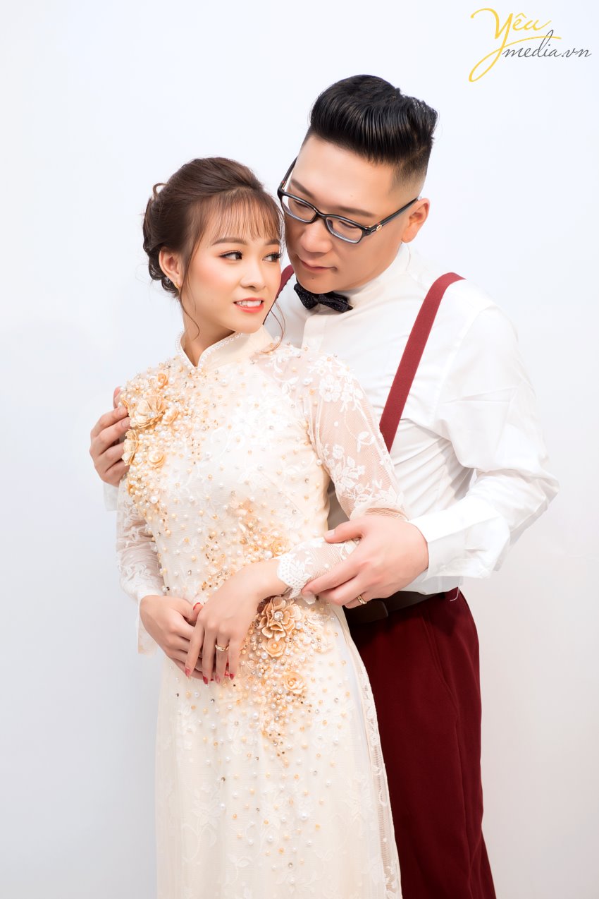 Vì sao phong cách chụp ảnh cưới Hàn Quốc khiến giới trẻ phải “phát cuồng”? Hàn Quốc được biết đến là một đất nước đi đầu châu Á về nghệ thuật về thời trang, âm nhạc và những bộ phim tình cảm lãng mạn. Chính vì vậy, nơi đây đã xây dựng được một hình tượng về một xứ sở của những chàng hoàng tử trong mơ, ngọt ngào và vô cùng nhẹ nhàng. Và sự kết hợp giữa phong cách thanh lịch cùng với xu hướng thời trang nhẹ nhàng, trong trẻo ấy đã đem đến một xu hướng chụp ảnh cưới độc nhất vô nhị khiến toàn thế giới “phát cuồng”. Đó chính là kiểu chụp ảnh cưới Hàn Quốc lãng mạn, nhẹ nhàng. Phong cách ảnh cưới Hàn Quốc được yêu thích bởi vẻ đẹp tự nhiên. Dù bạn có lựa chọn chụp ảnh cưới trong Studio hay chụp ảnh cưới ngoại cảnh thì album ảnh Hàn Quốc vẫn luôn đẹp cuốn hút người nhìn. Không có bối cảnh xa hoa hay lộng lẫy, không có khung hình rộng lớn; chỉ với một bức tường trắng, một vài bông hoa xinh đẹp.. các bạn cũng có thể tạo cho mình những bộ album ảnh cưới Hàn Quốc để đời, vẽ lại câu chuyện tình yêu của cả hai. Yêu Media hân hạnh phục vụ cặp khách hàng chú rể Gong Gun In (người Hàn Quốc) - cô dâu Hồng (người Việt Nam) trong việc chụp hình cưới vào tháng 7/2019 này.
