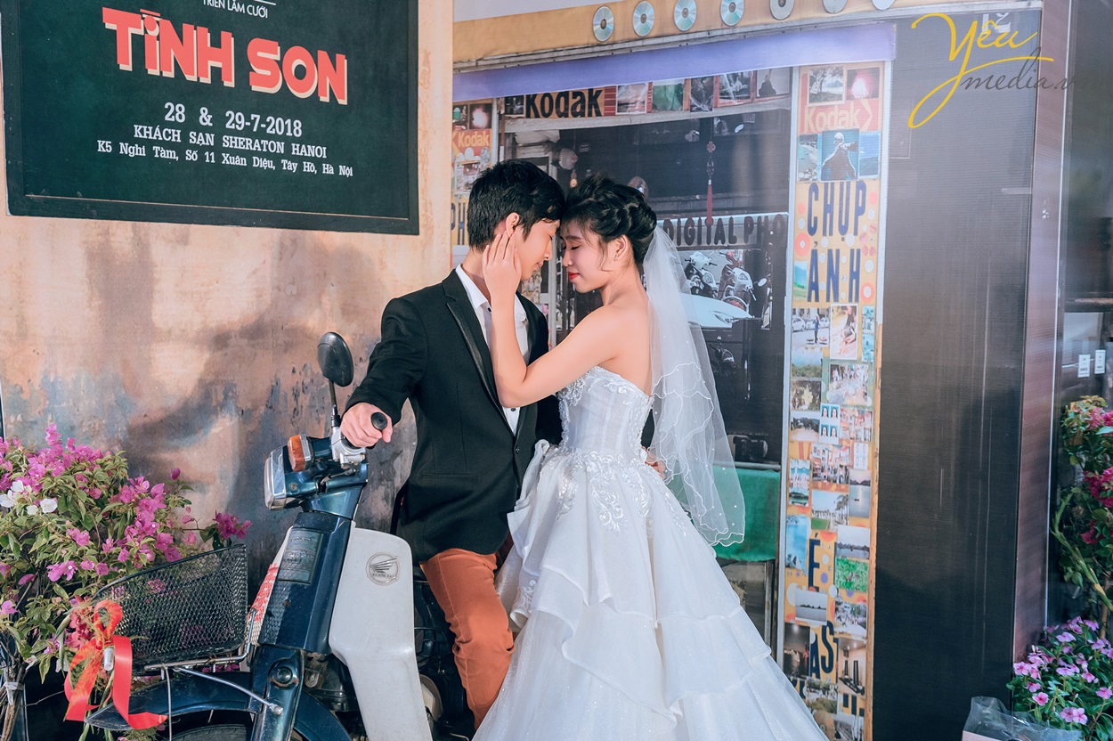 ảnh chụp cưới retro triển lãm tình son marry yêu media tài trợ