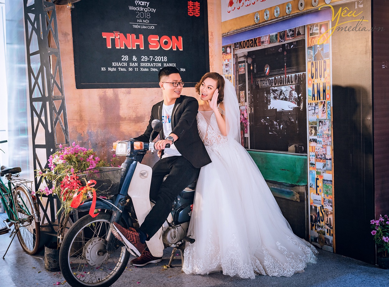 ảnh chụp cưới retro triển lãm tình son marry yêu media tài trợ