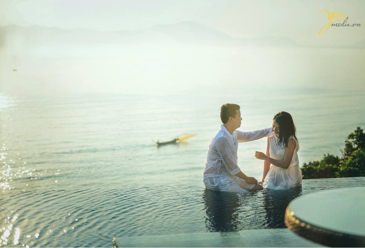 ảnh cưới chụp ở bể bơi