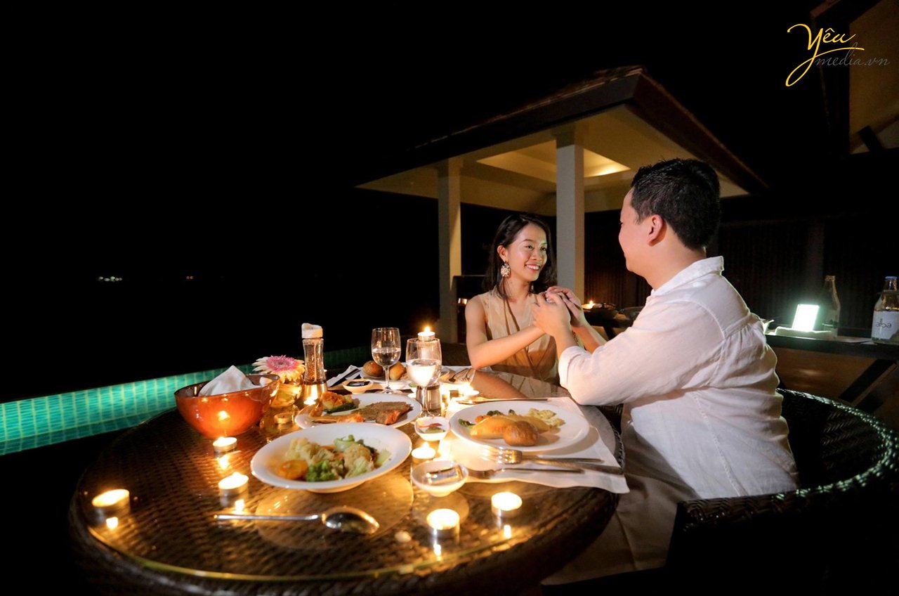 cặp đôi ăn tối lãng mạn