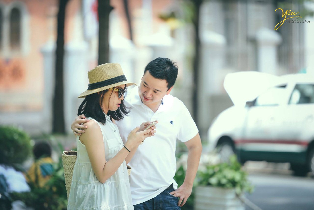 cặp đôi chụp ảnh ngoài phố