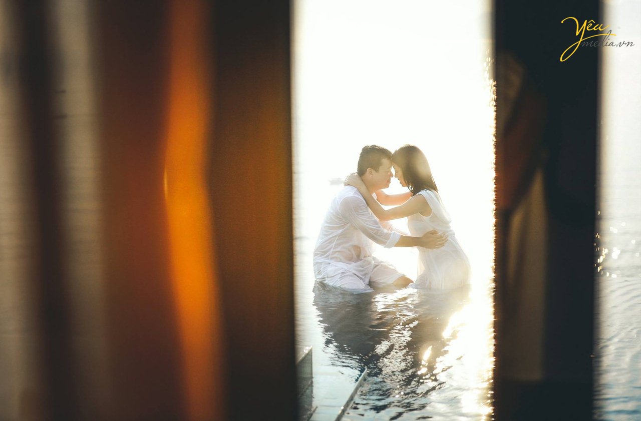 ảnh chụp cặp đôi ở bể bơi