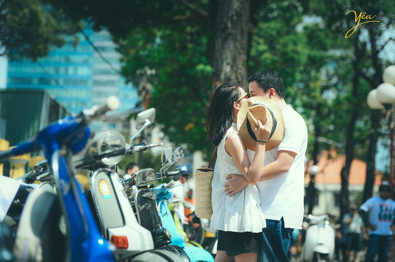 cặp đôi chụp ảnh ngoài phố