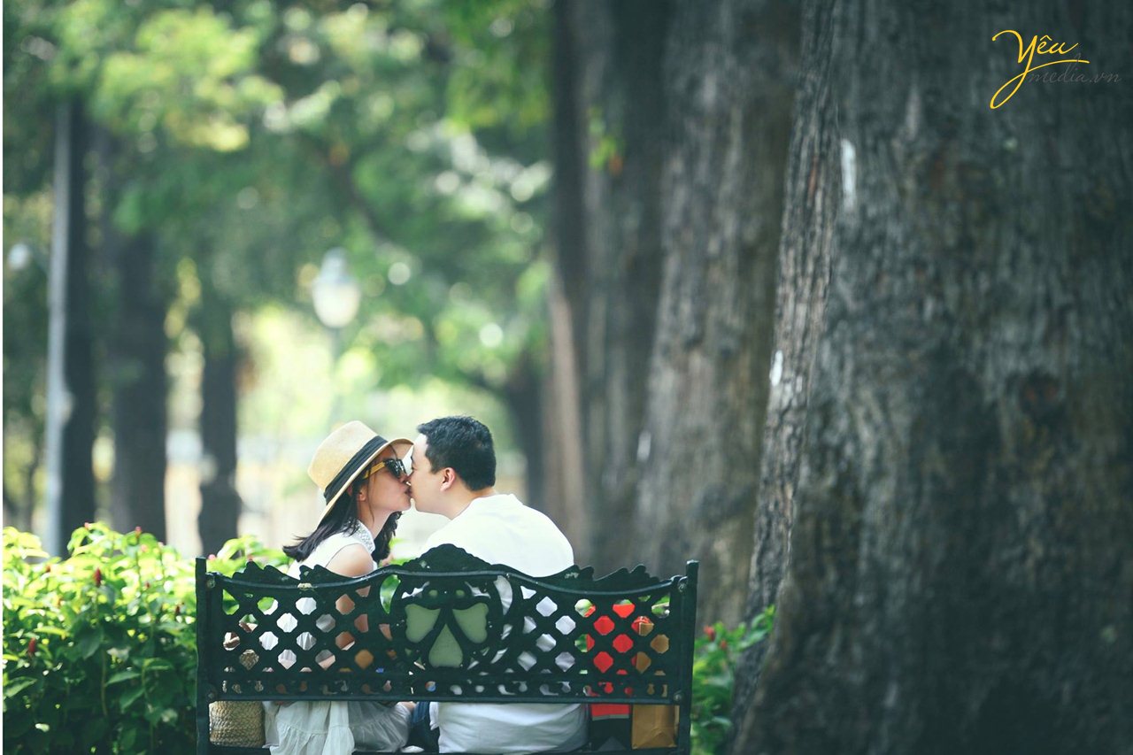 cặp đôi chụp ảnh ngoài phố công viên