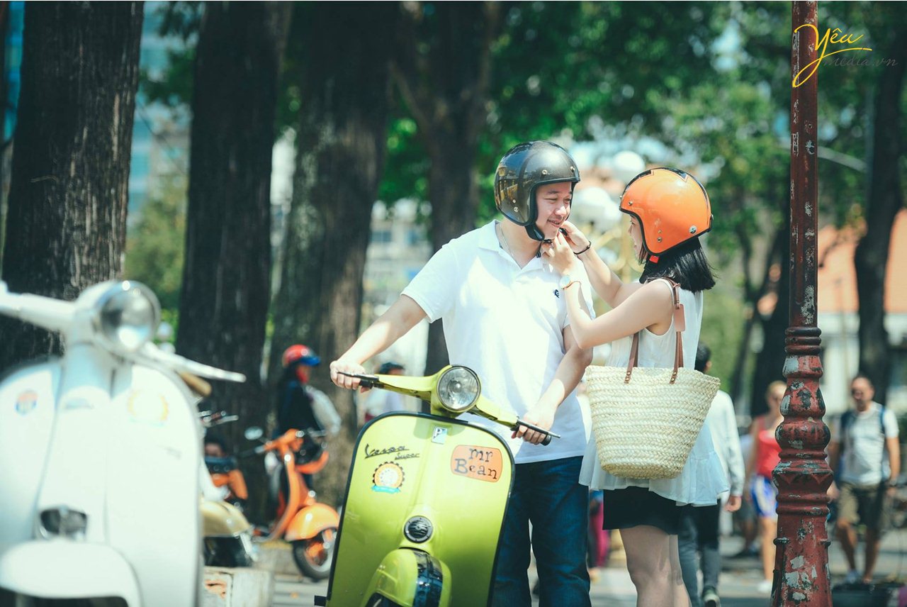 cặp đôi chụp ảnh cùng xe vespa