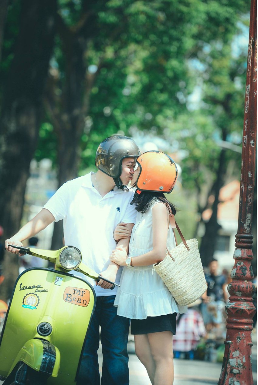 cặp đôi chụp ảnh cùng xe vespa