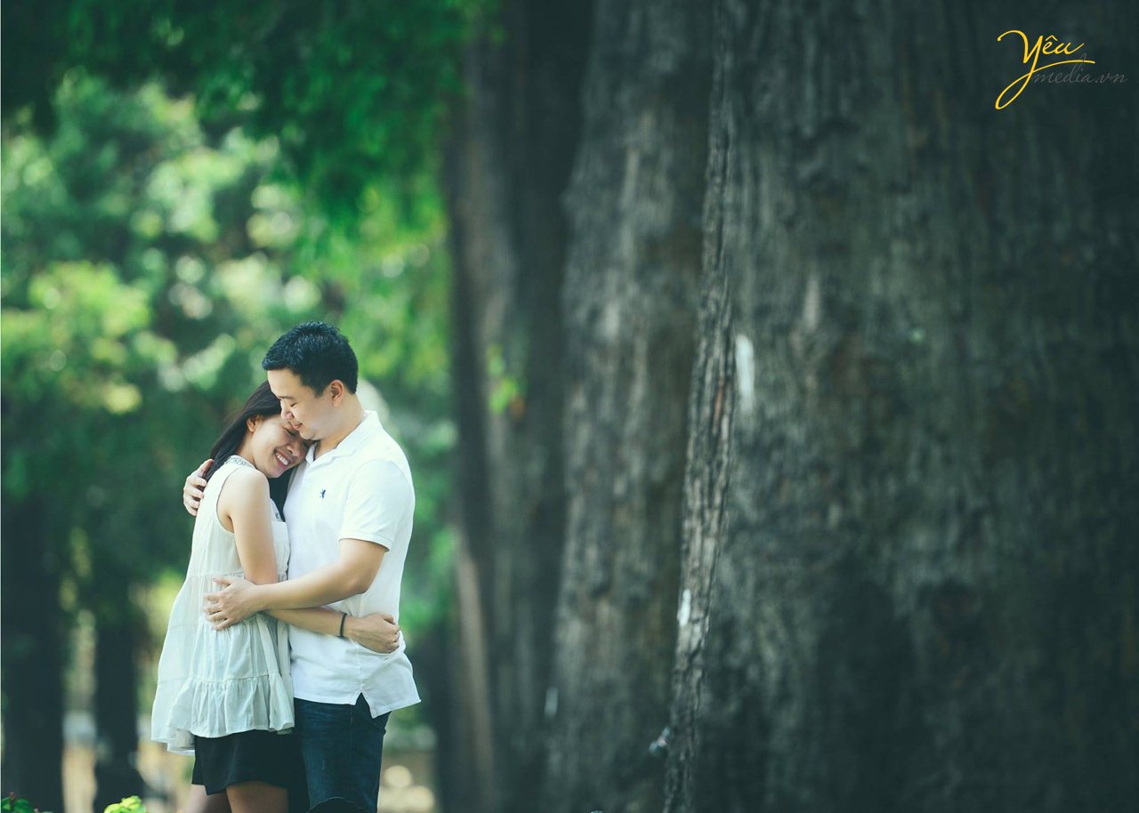 cô dâu chú rể chụp trong công viên