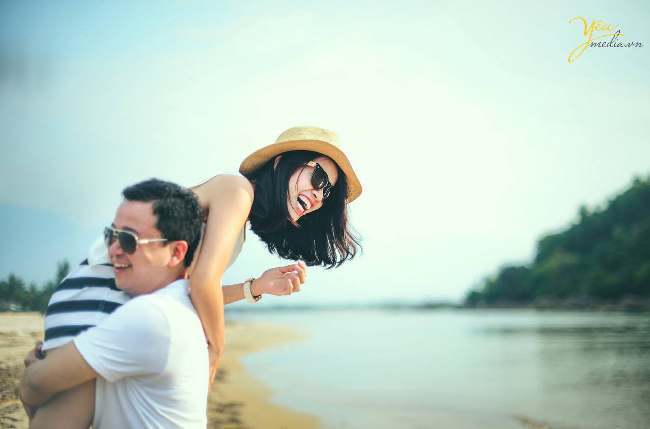 cặp đôi vui đùa ở biển