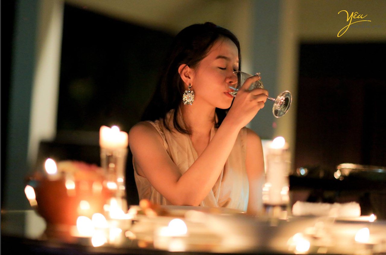 ăn tối trong ánh nến