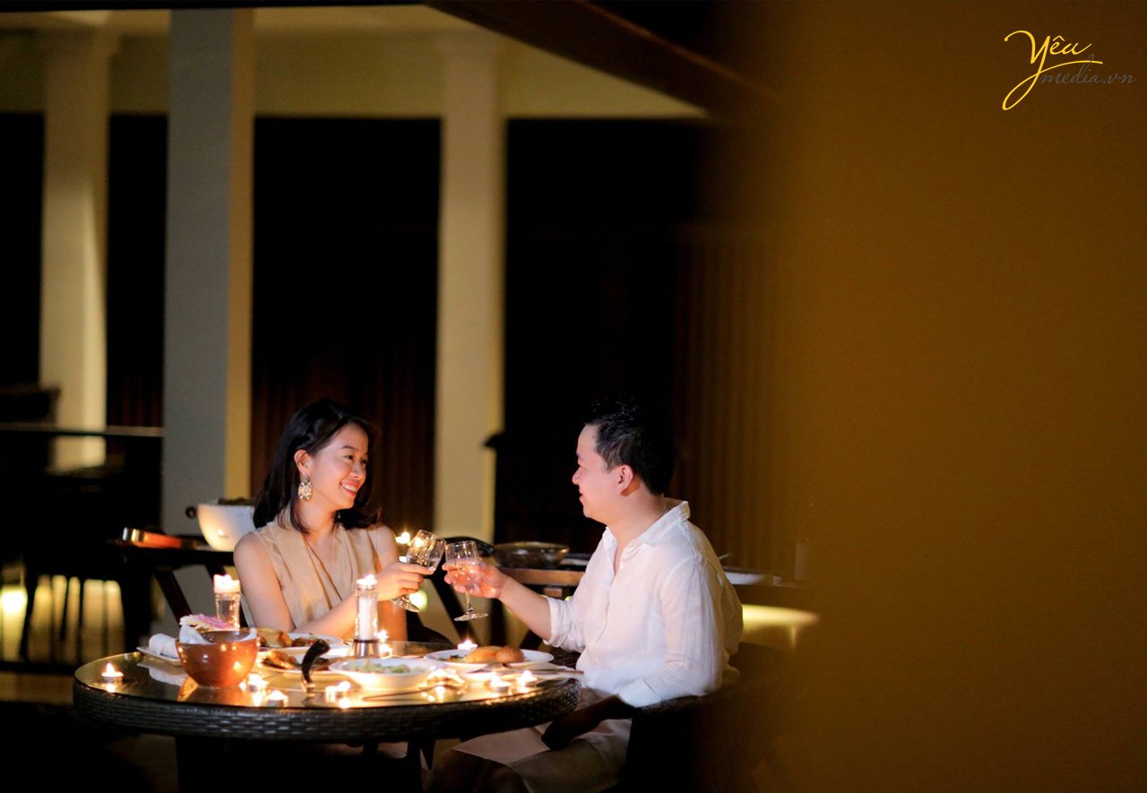 ăn tối uống sâm panh bên ánh nến