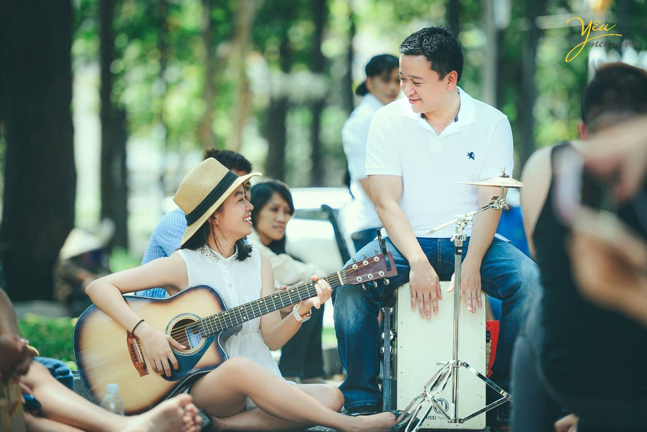 cô gái đánh guitar bên người yêu