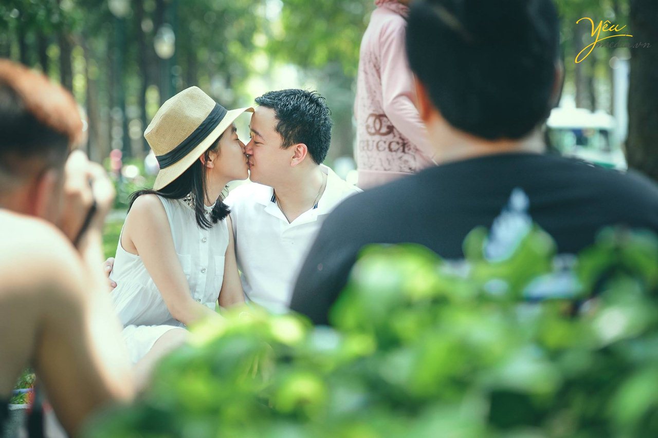 hôn nhau chỗ đông người