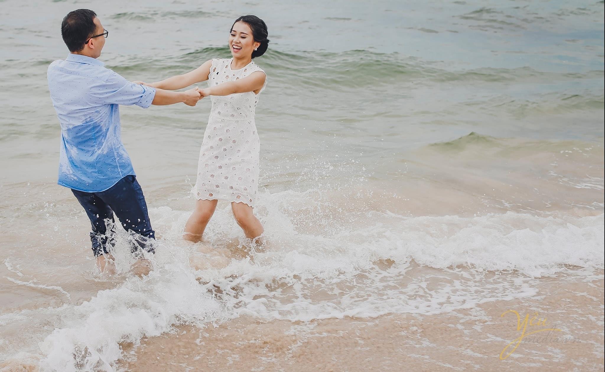 ảnh chụp cô dâu chú rể nô đùa trên biển