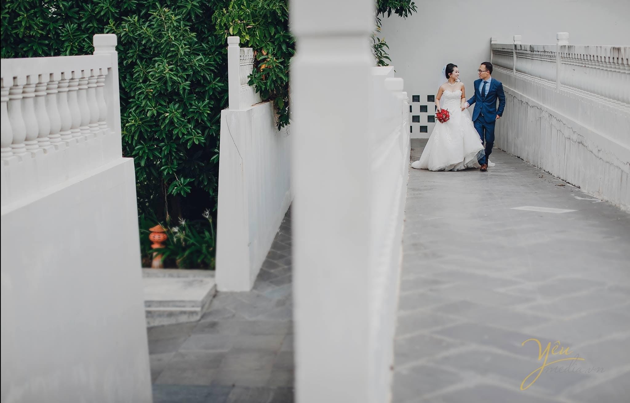 ảnh cưới cô dâu chú rể gặp nhau ở đầu dốc