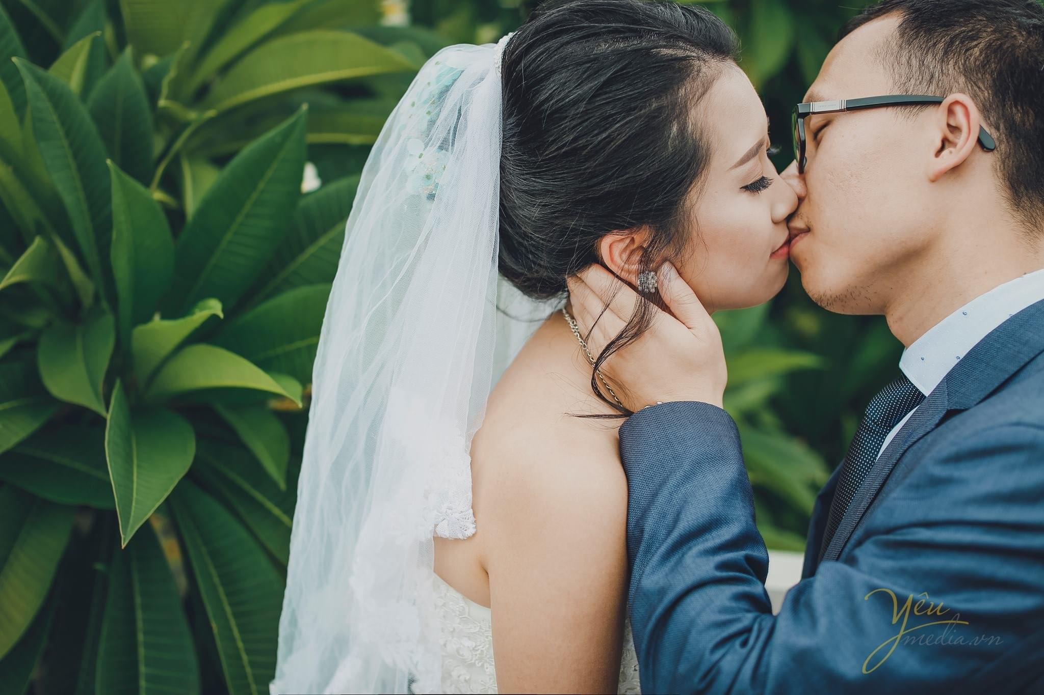 ảnh chụp cưới cô dâu chú rể ghé môi tình cảm