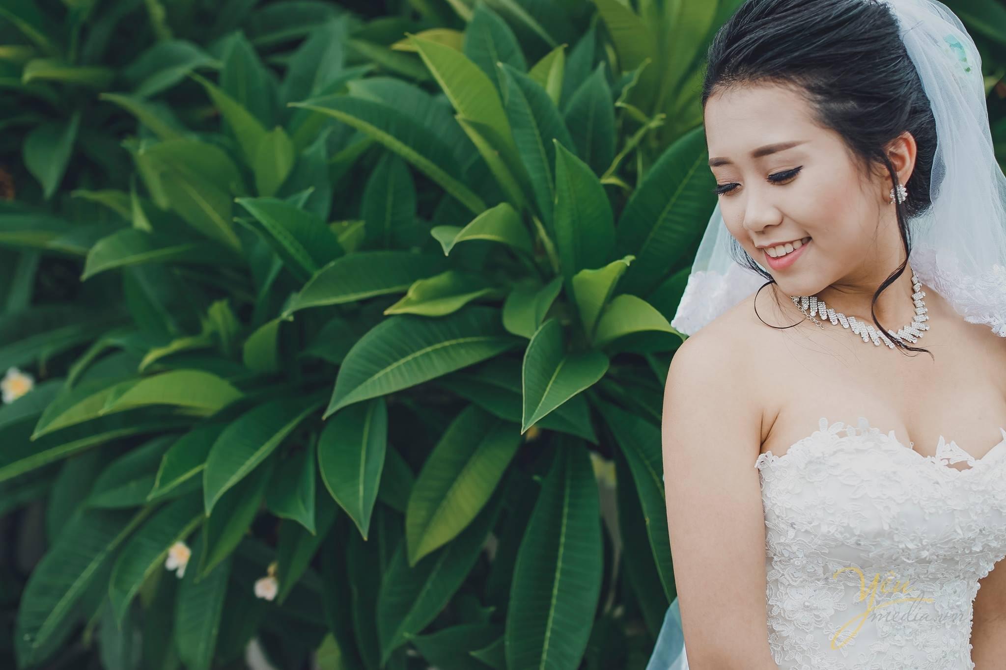 ảnh cưới chụp cô dâu cười tự nhiên xinh đẹp