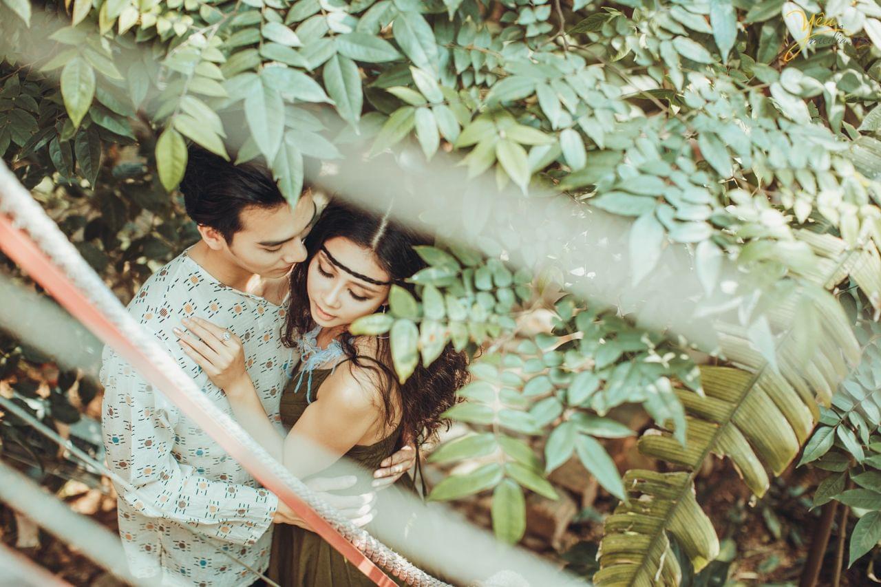 ảnh cưới phong cách bohemian chụp qua tán cây