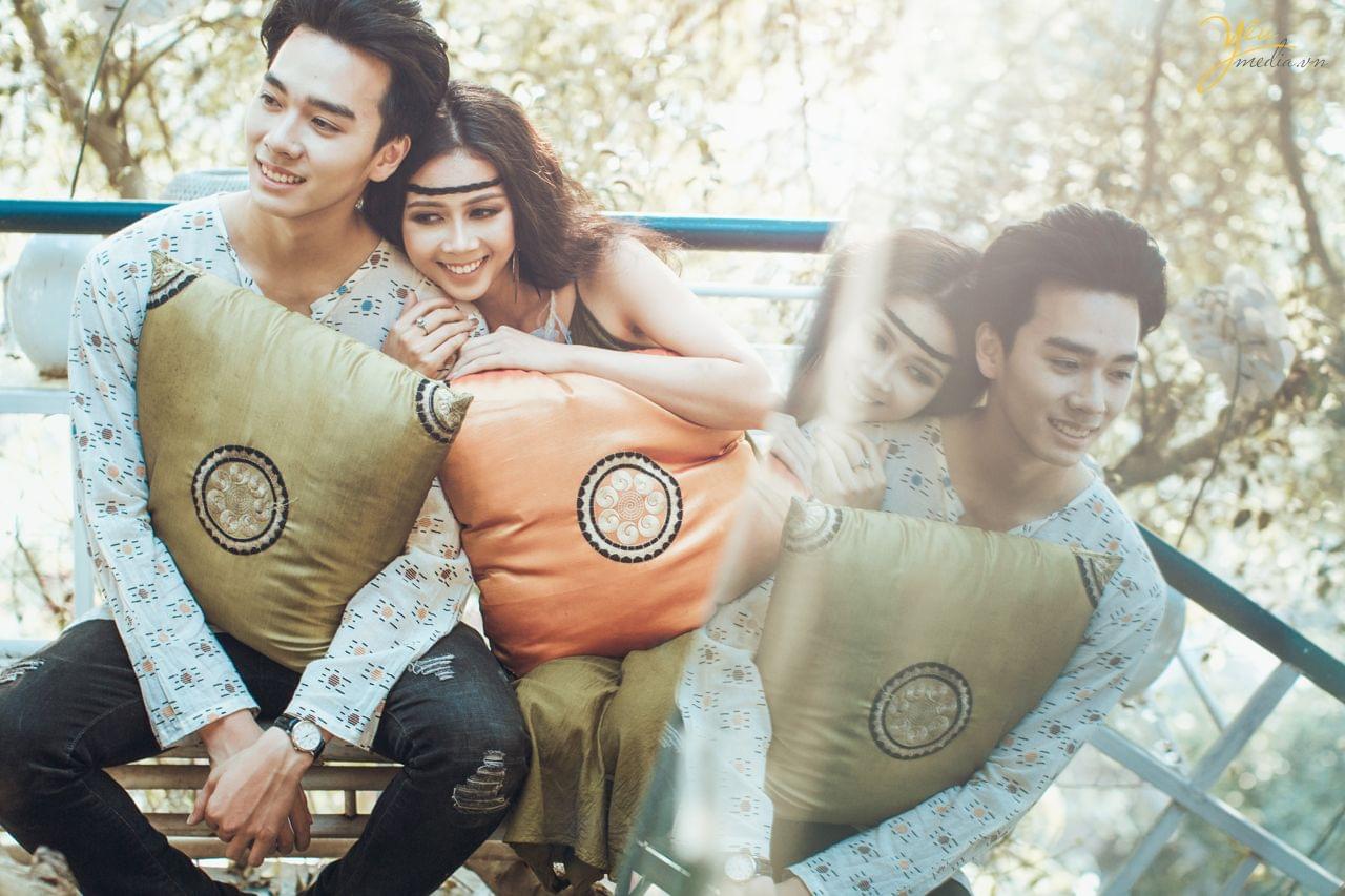 cô dâu chú rể ngồi ôm gối dựa vai nhau