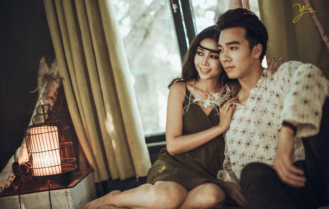 ảnh cưới bohemian chụp cùng lồng chim