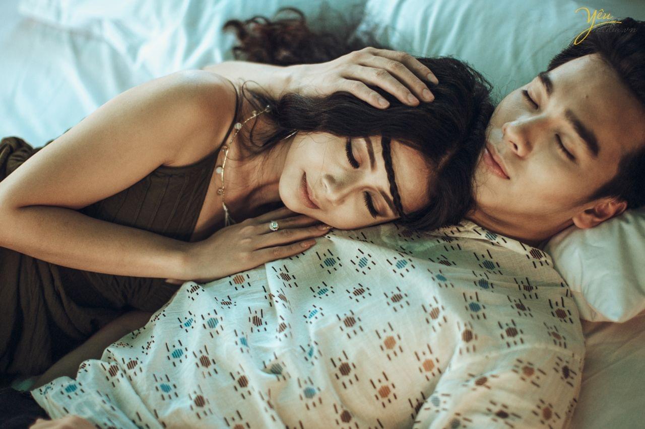 cô dâu bohemian ghé mình vào ngực chú rể