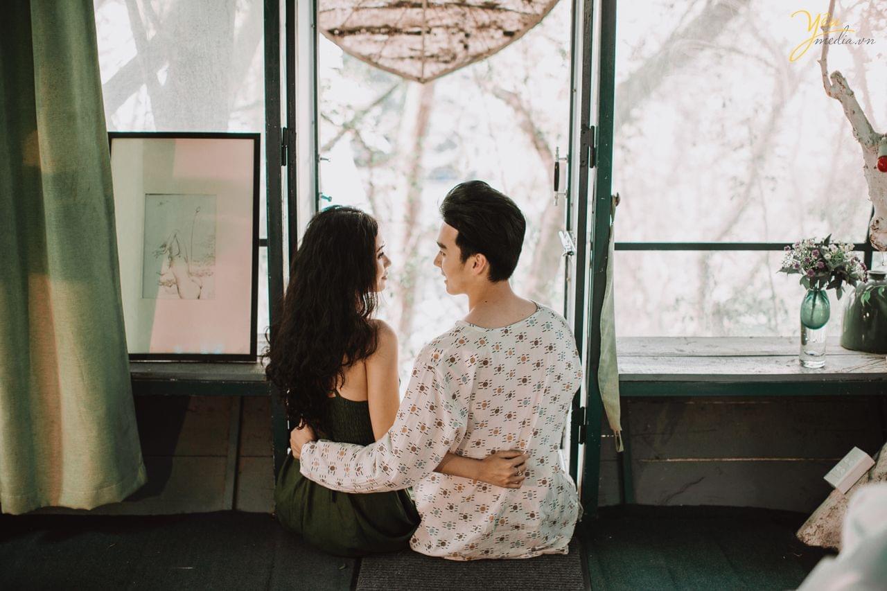 ảnh cưới bohemian cô dâu chú rể tình tứ ngồi bên cửa