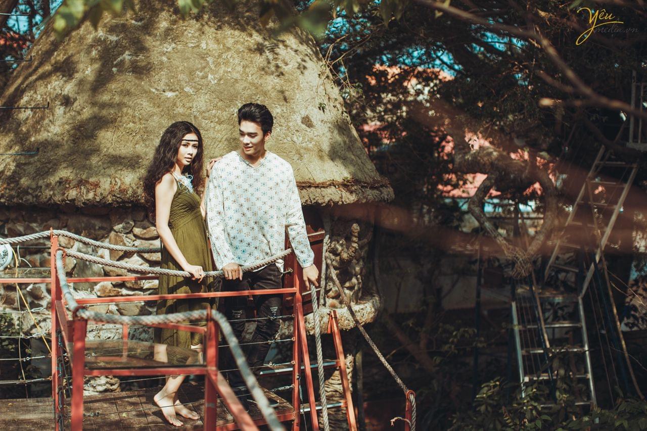 ảnh cưới bohemian cô dâu chú rể cùng nhau đứng trước nhà trên cây