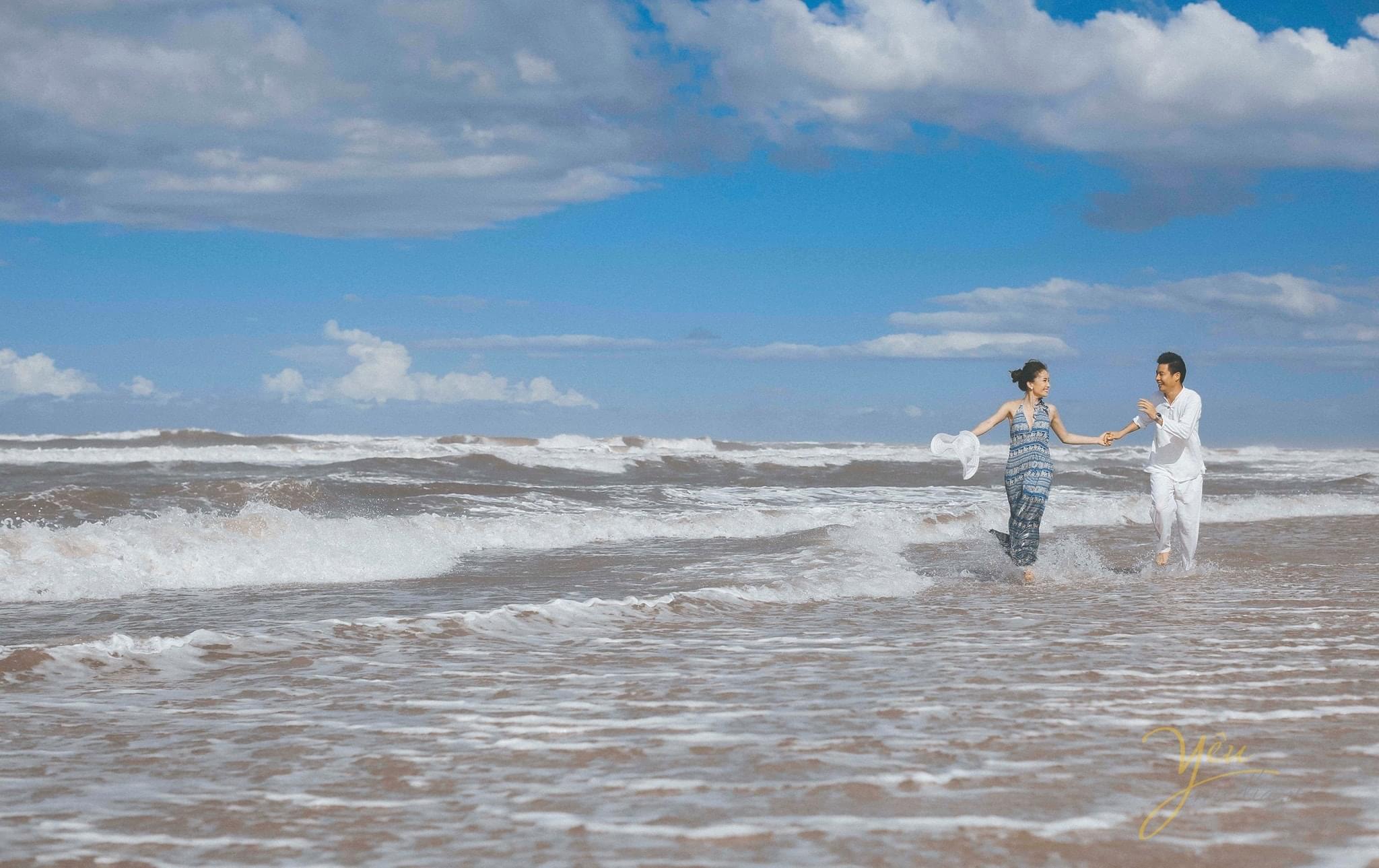 ảnh cưới chụp cô dâu chú rể nô đùa tại biển