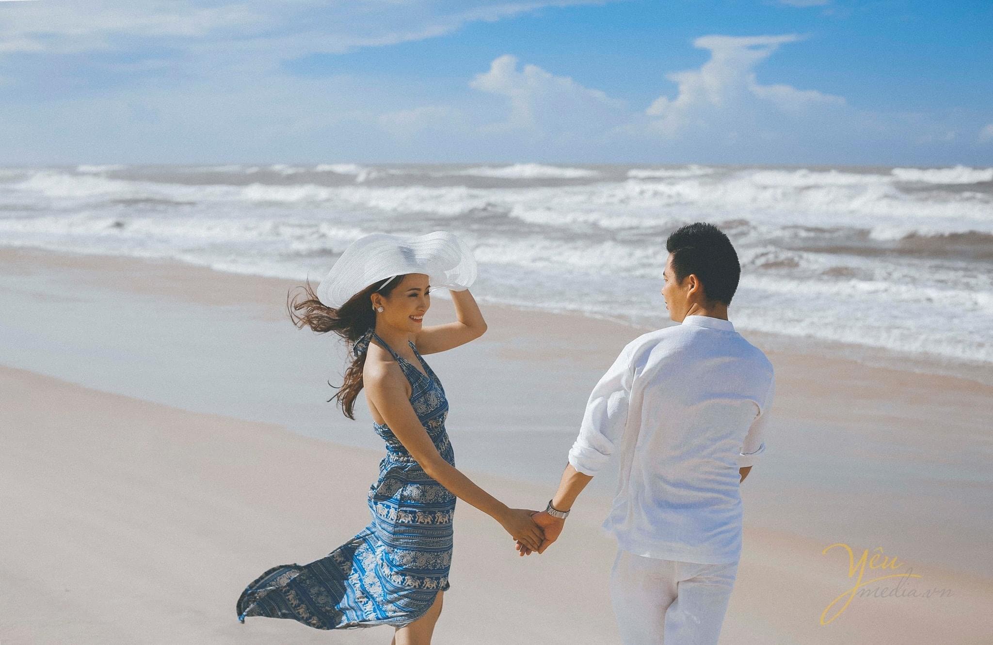 ảnh cưới chụp phía sau lưng cô dâu chú rể