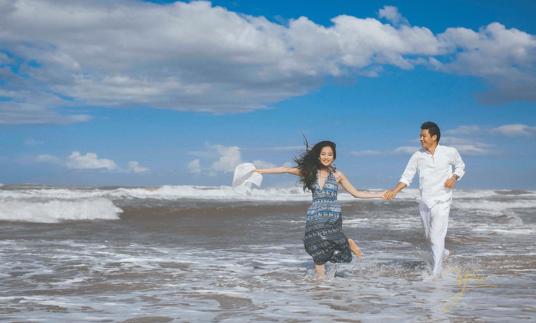 cô dâu chú rể cùng nhảy trên biển