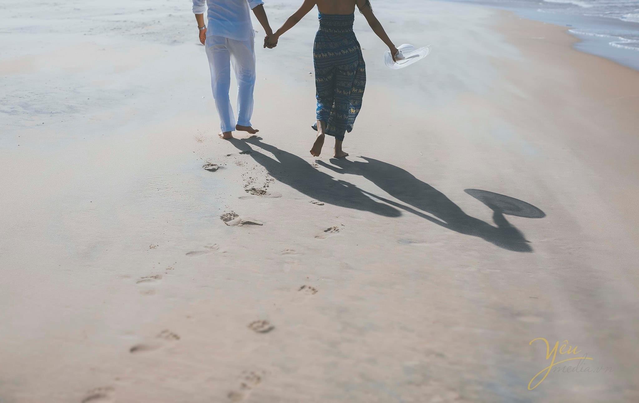 chụp chân cô dâu chú rể bước trên cát