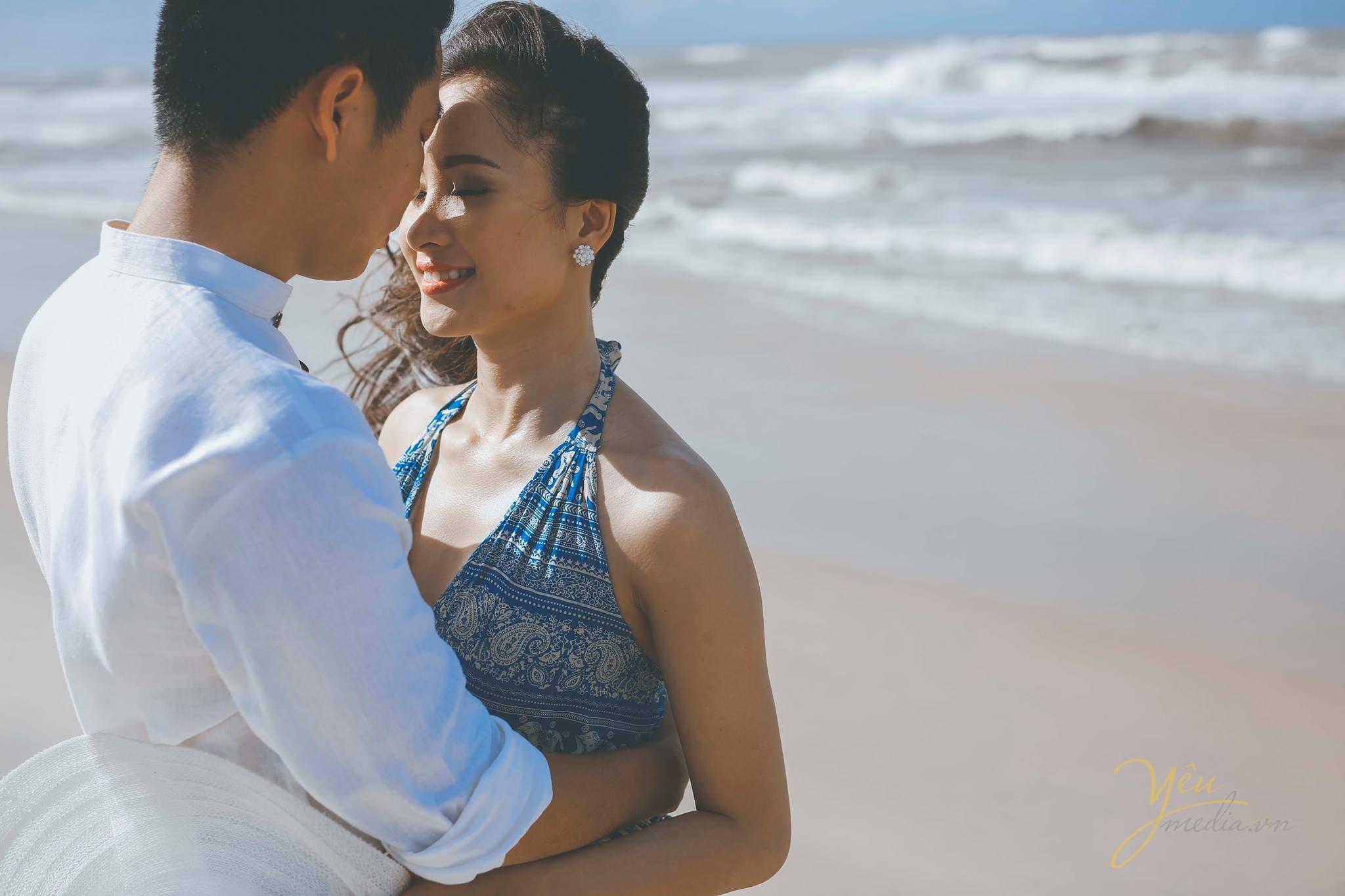 chú rể ôm cô dâu tình cảm