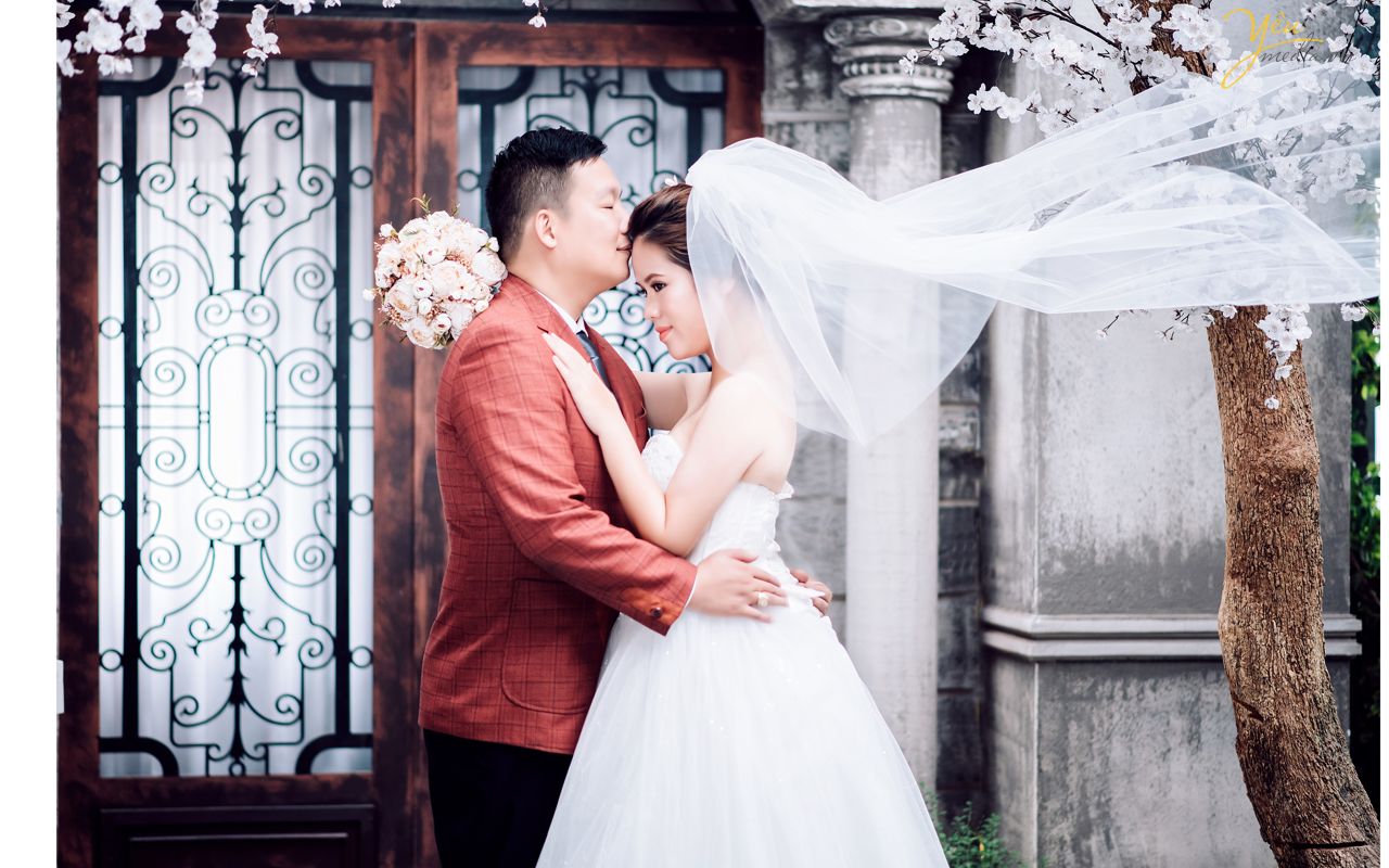 chú rể hôn trán cô dâu