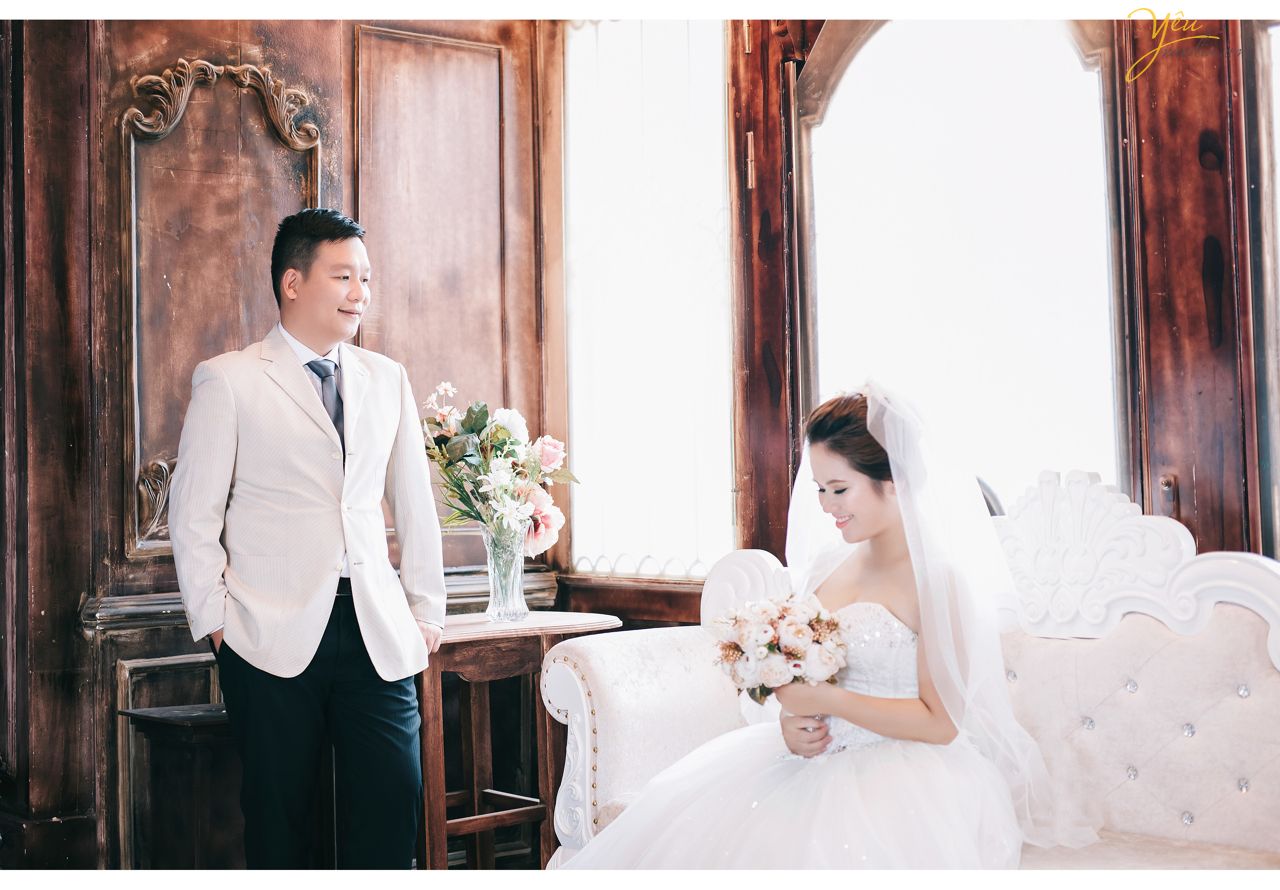 chú rể âu yếm nhìn cô dâu