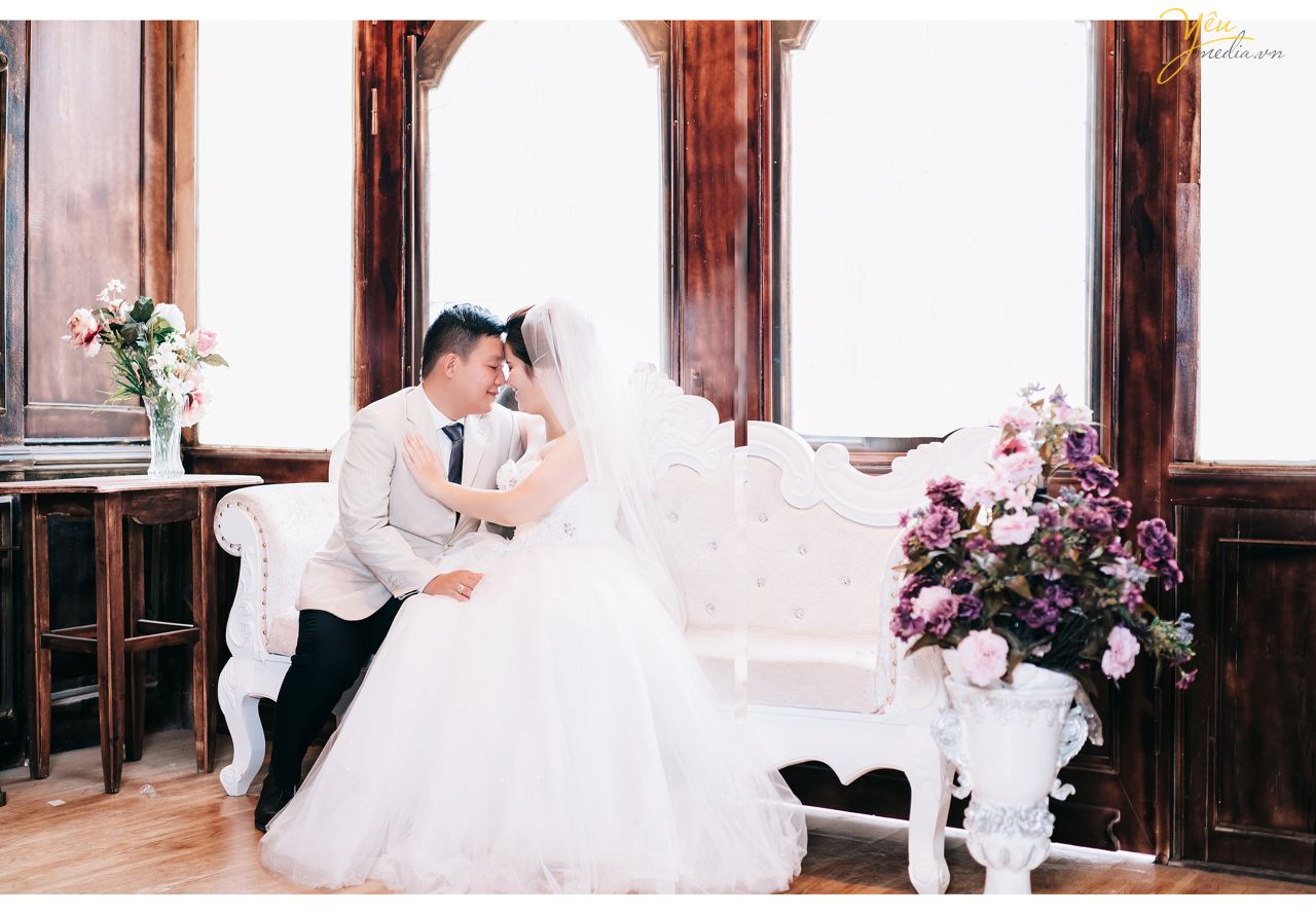 cô dâu chú rể áp mặt vào nhau