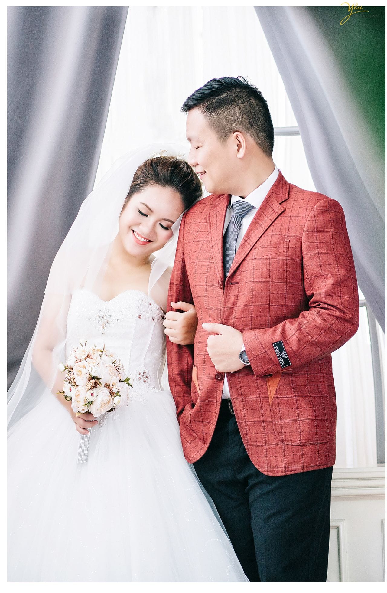 cô dâu tựa vai chú rể