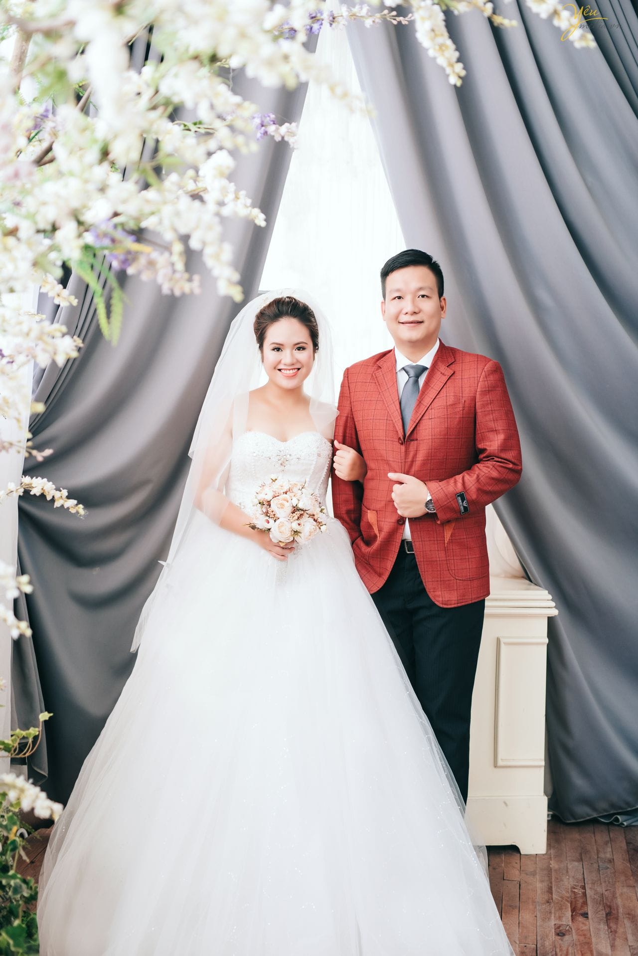 cô dâu chú rể khoác tay nhau tình cảm