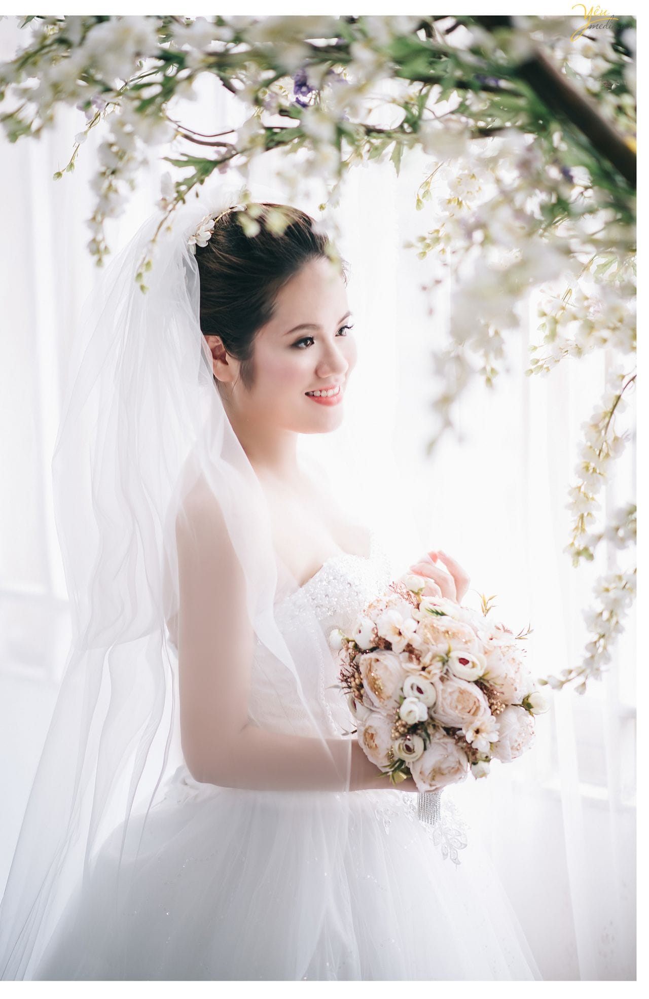 ảnh chụp cô dâu 1 mình bên khung cửa